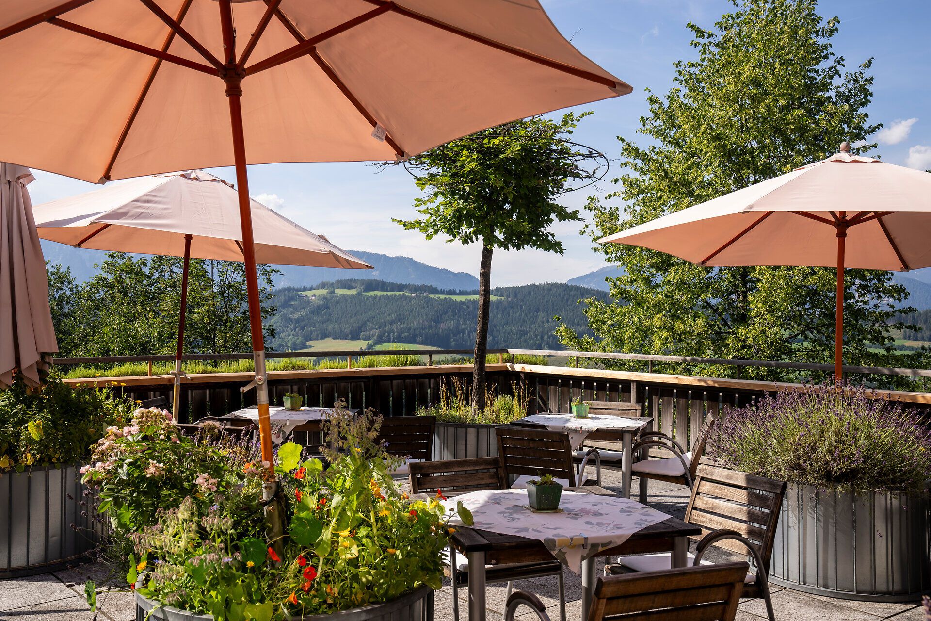 Kaffee wird mit Liebe auf der Terrasse des Veranstaltungspavillons am Semmering serviert.