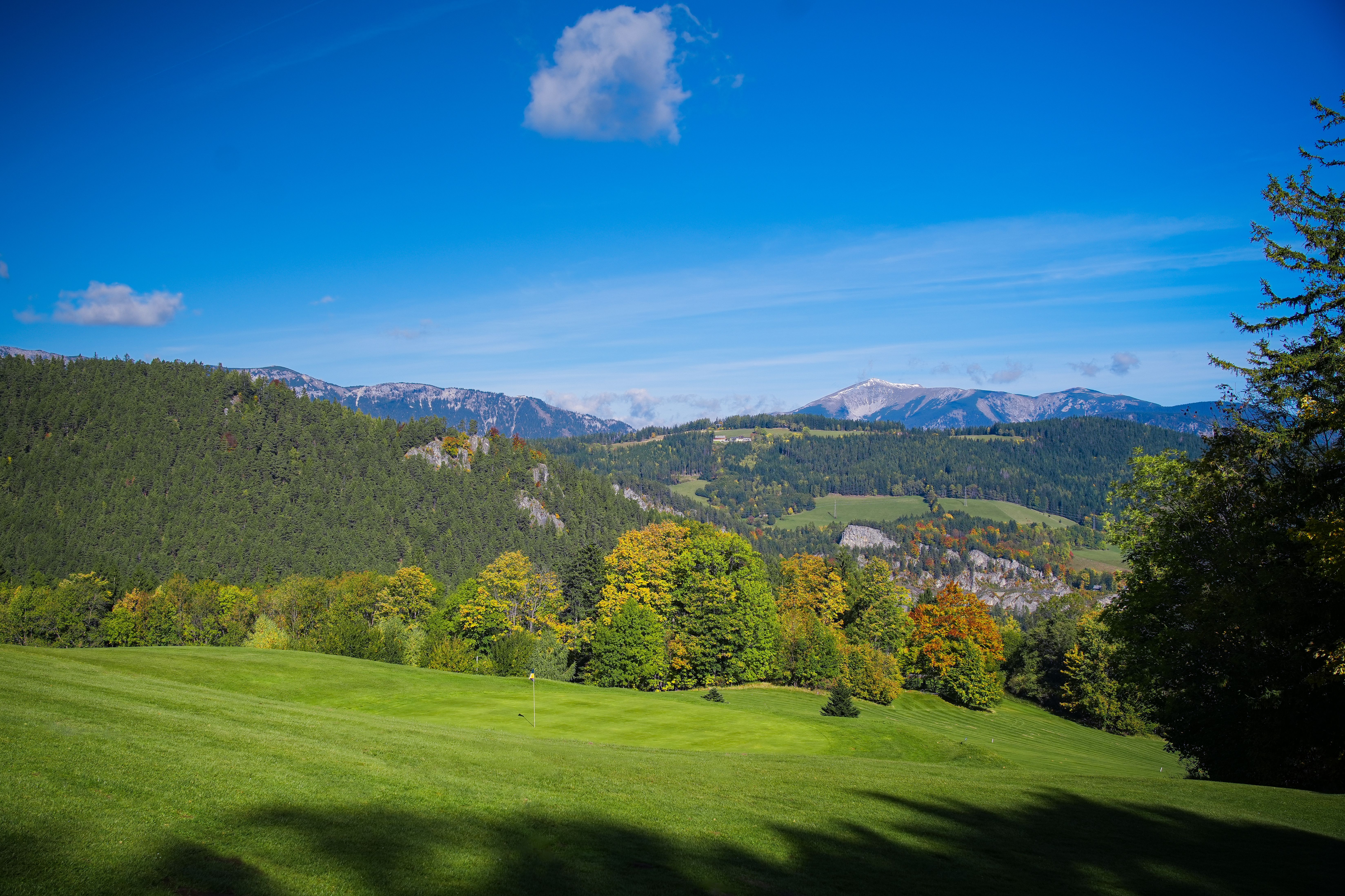 grüne Wiesen des Golfplatz Semmering mit Blick auf den Schneeberg