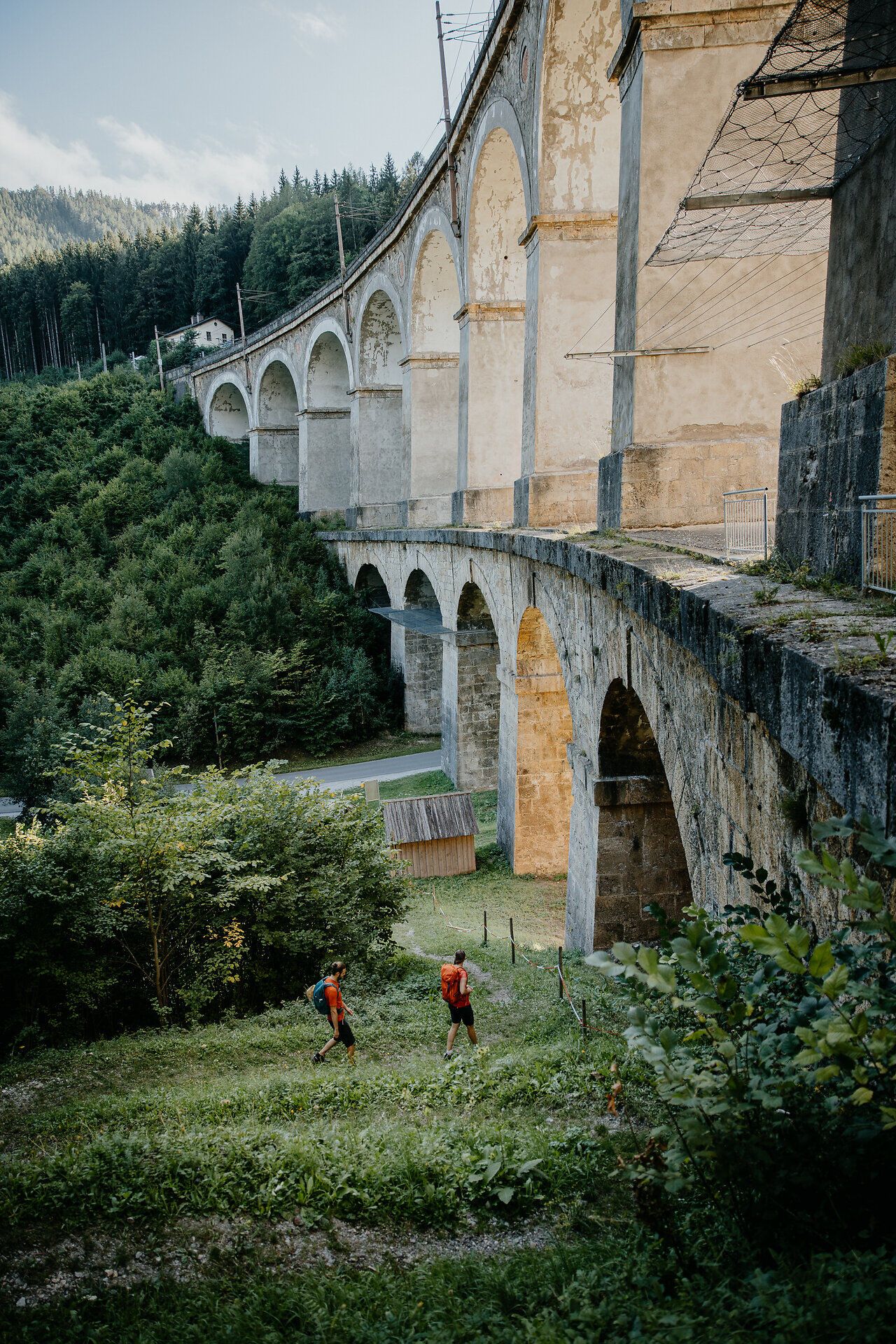 Zwei Wanderer vor dem Viadukt