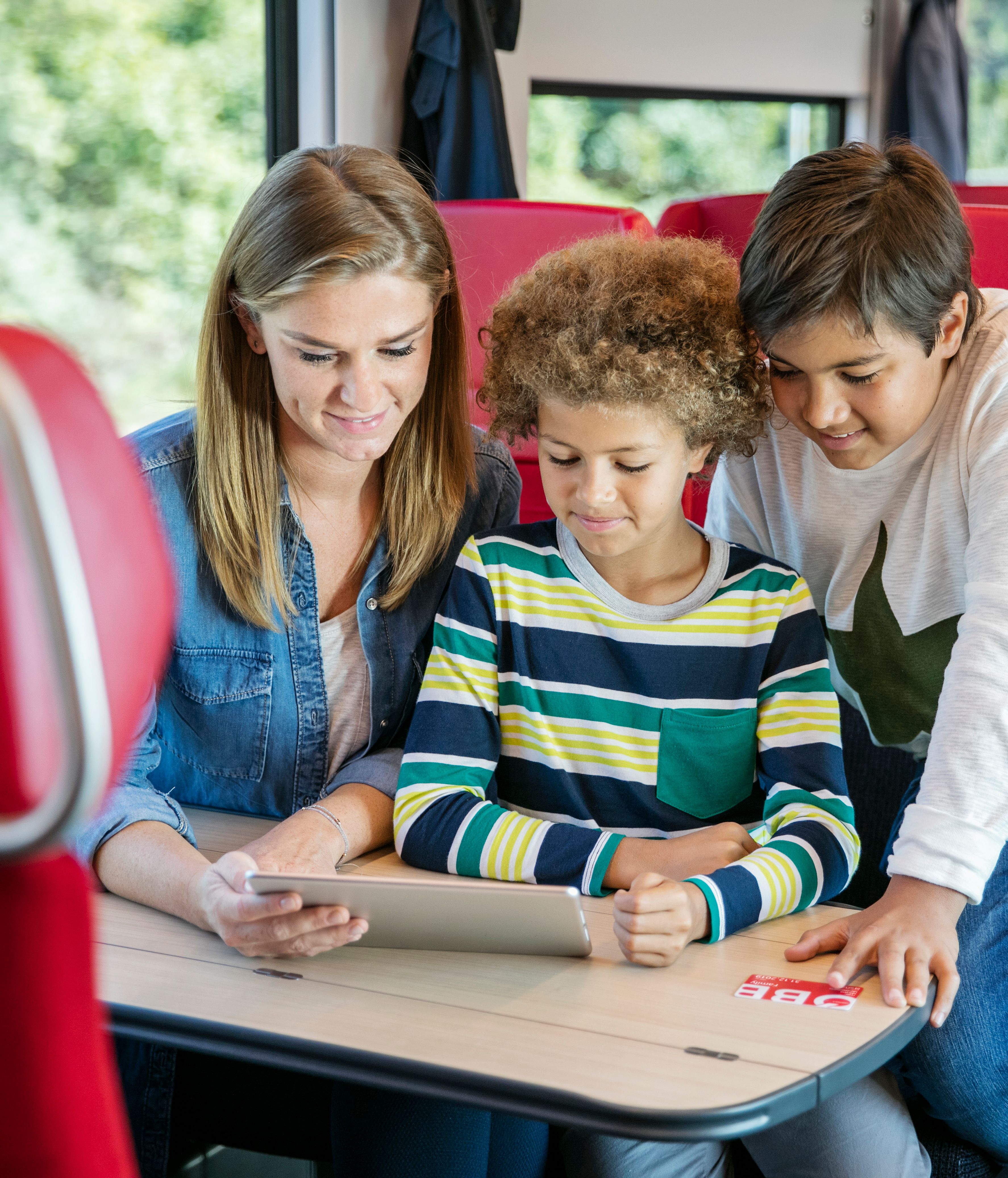 Blick auf das Südbahnhotel Semmering mit der Rax im Hintergrund