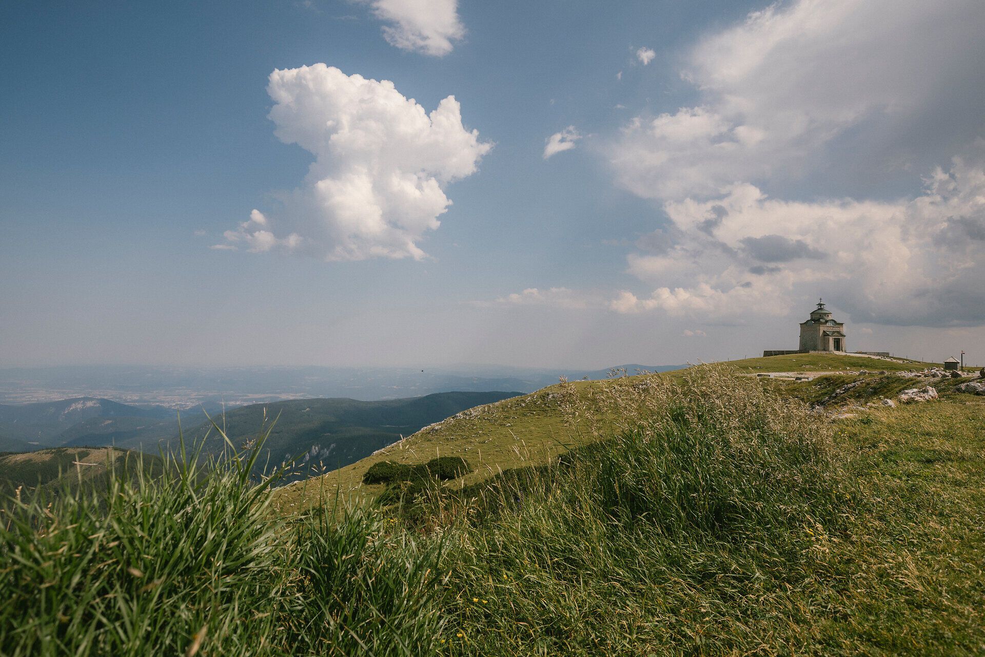 Gipfelkapelle mit Weitblick über die Berglandschaft beim Berghaus Hochschneeberg