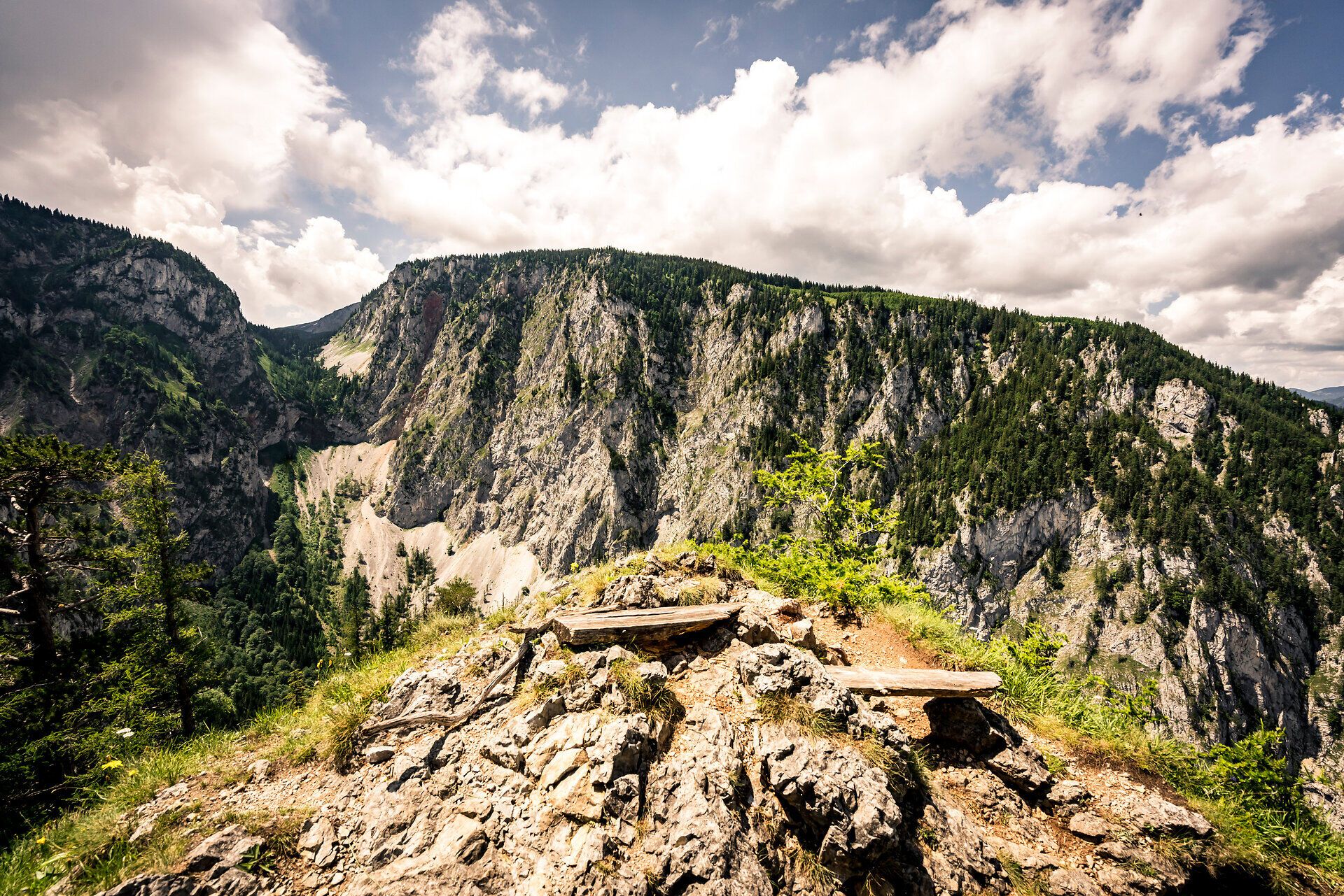 Die majestätischen Felsen erheben sich stolz in den Himmel und bieten einen atemberaubenden Blick auf die umliegende Natur. Die frische Bergluft und das sanfte Rauschen der Bäume laden dazu ein, die Seele baumeln zu lassen und die Schönheit der Landschaft zu genießen.