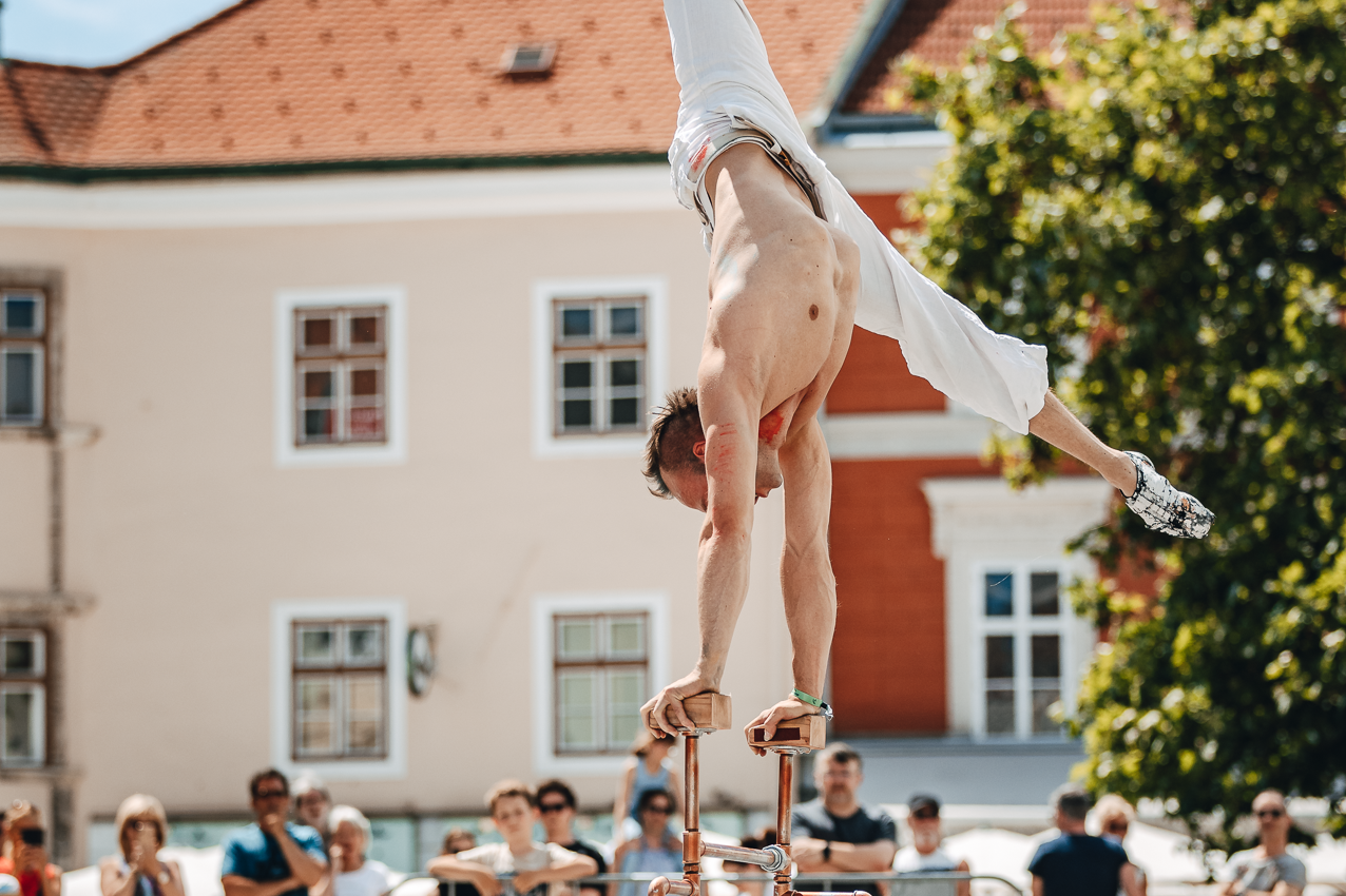 Straßenkünstler tanzen auf einem Fest. 