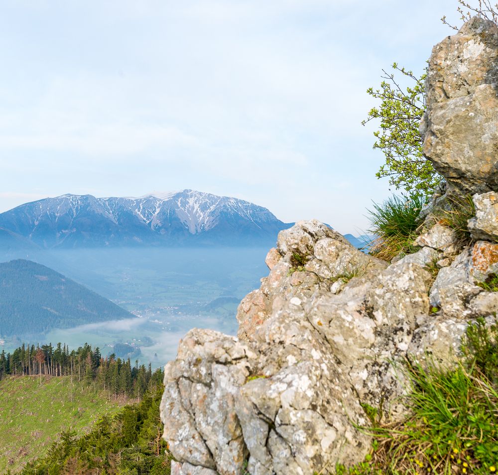 Blick vom Gelände auf den Schneeberg
