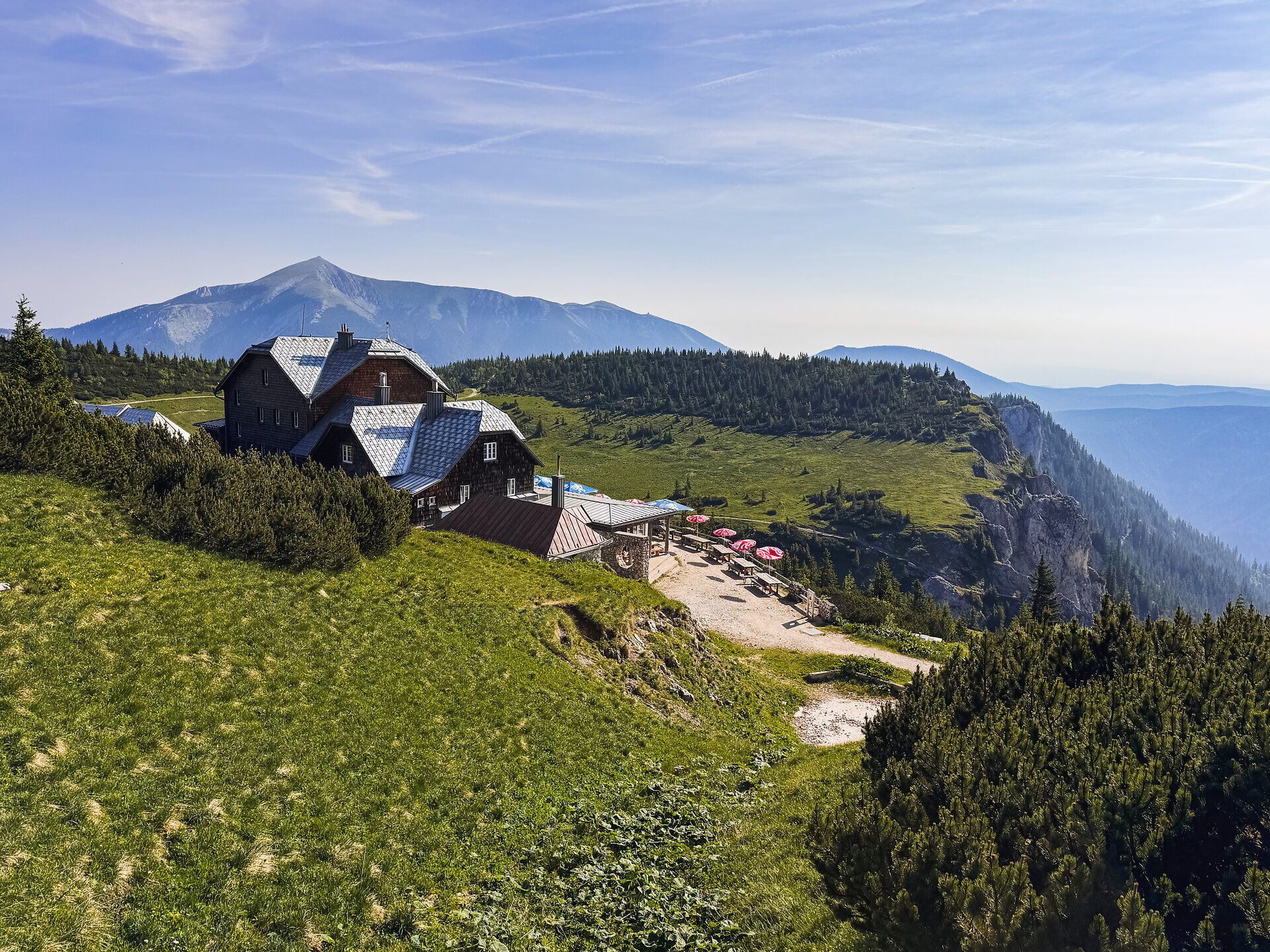 Ottohaus mit Bergpanorma im Hintergrund