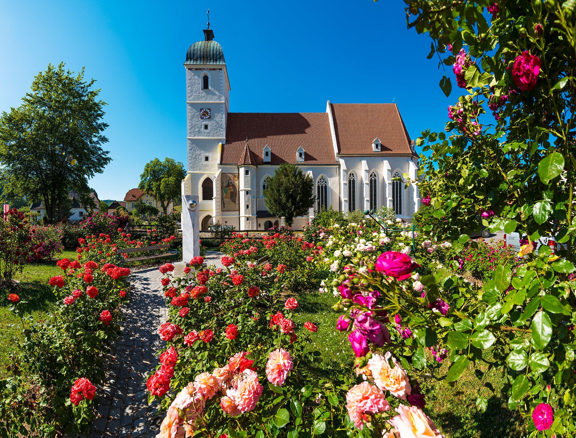 Der Rosengarten in Kirchschlag liegt direkt bei der Kirche.