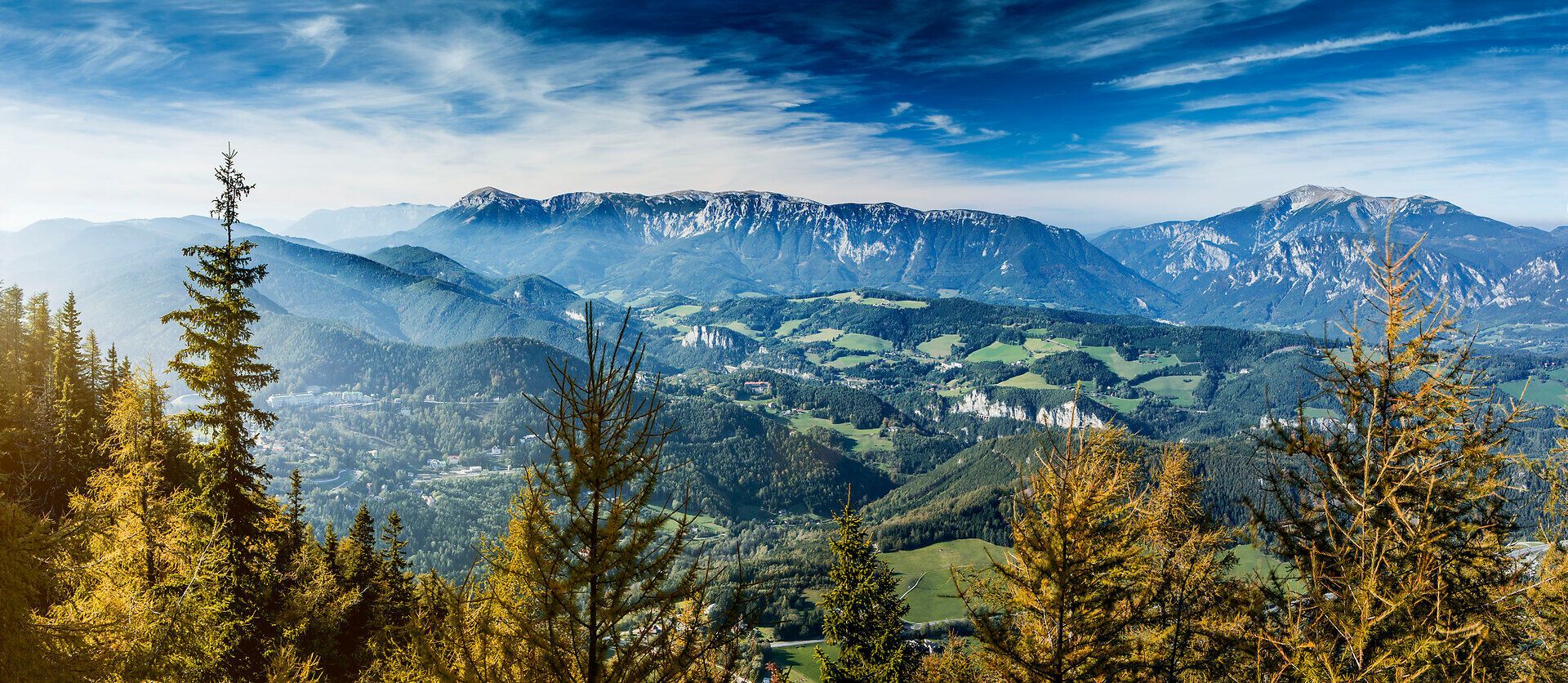 Die majestätischen Gipfel der Wiener Alpen erheben sich stolz in den Himmel, während die sanften Hügel und dichten Wälder eine harmonische Kulisse bilden. Hier, wo die Natur in voller Pracht erblüht, lädt die frische Bergluft dazu ein, die Seele baumeln zu lassen und die atemberaubenden Ausblicke zu genießen.