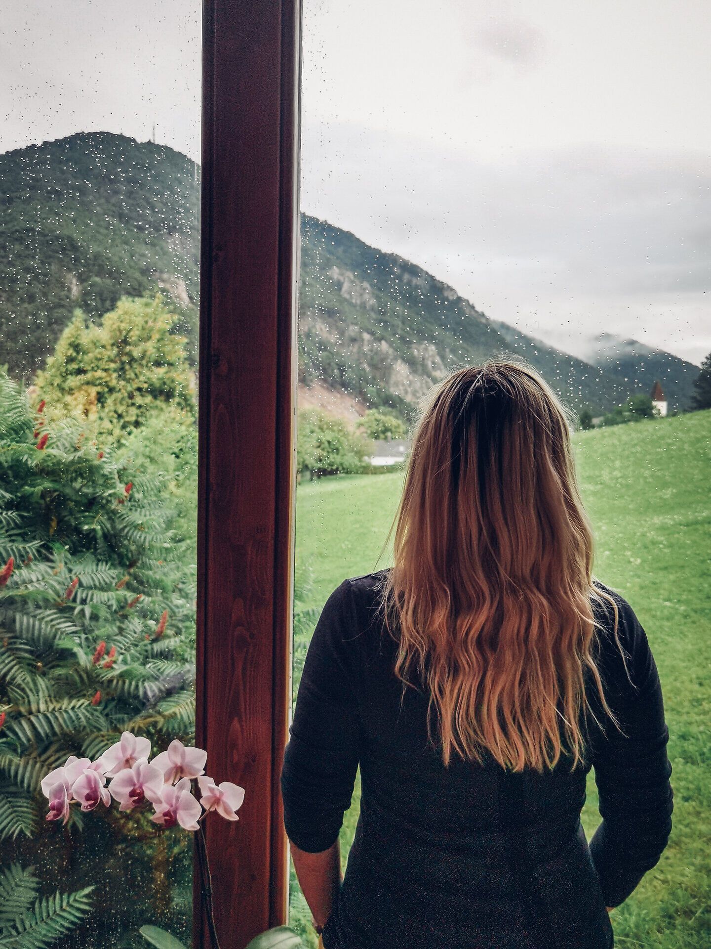 Ein sanfter Regen umhüllt die Landschaft, während die Berge majestätisch im Hintergrund thronen. Die ruhige Atmosphäre lädt dazu ein, die Schönheit der Natur in vollen Zügen zu genießen und die frische, klare Luft einzuatmen.