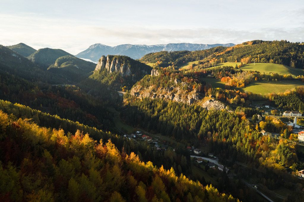 Luftaufnahme der Semmeringbahn und Pollereswand in herbstlicher Landschaft.