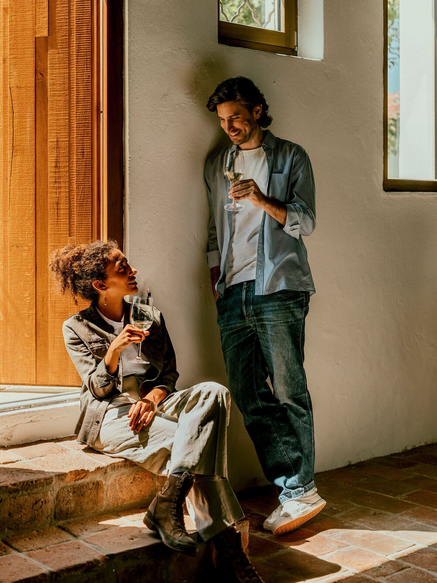 Genießen Sie die herbstliche Atmosphäre bei einem Glas Wein, während die warmen Sonnenstrahlen durch die Fenster strömen. Die entspannte Stimmung und die ansprechende Umgebung laden dazu ein, die köstlichen Weine des Bioweinguts zu probieren und die Schönheit der Natur zu erleben.