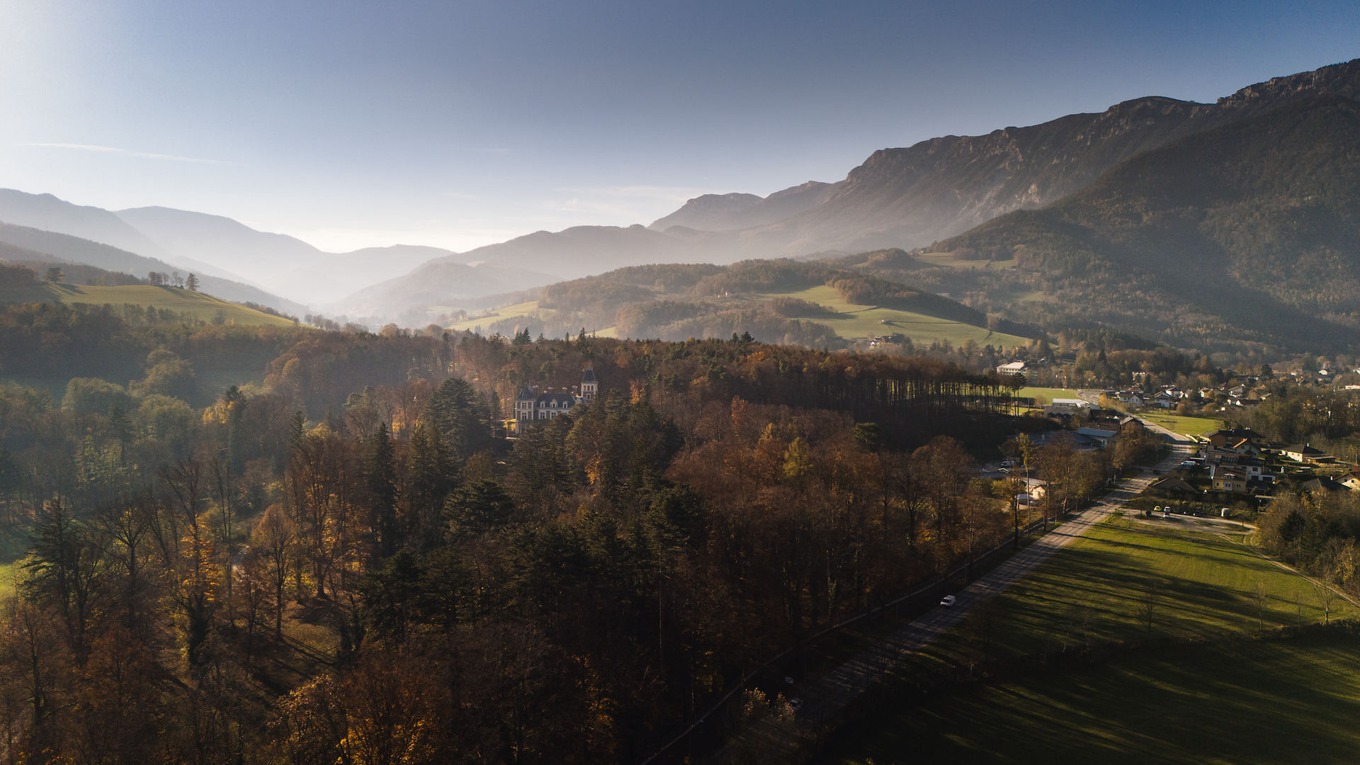 Die sanften Hügel und majestätischen Berge der Wiener Alpen umarmen das Schloss Wartholz, während die warmen Sonnenstrahlen die herbstlichen Farben der Wälder erleuchten. Ein malerischer Anblick, der die Seele beruhigt und zum Verweilen einlädt.
