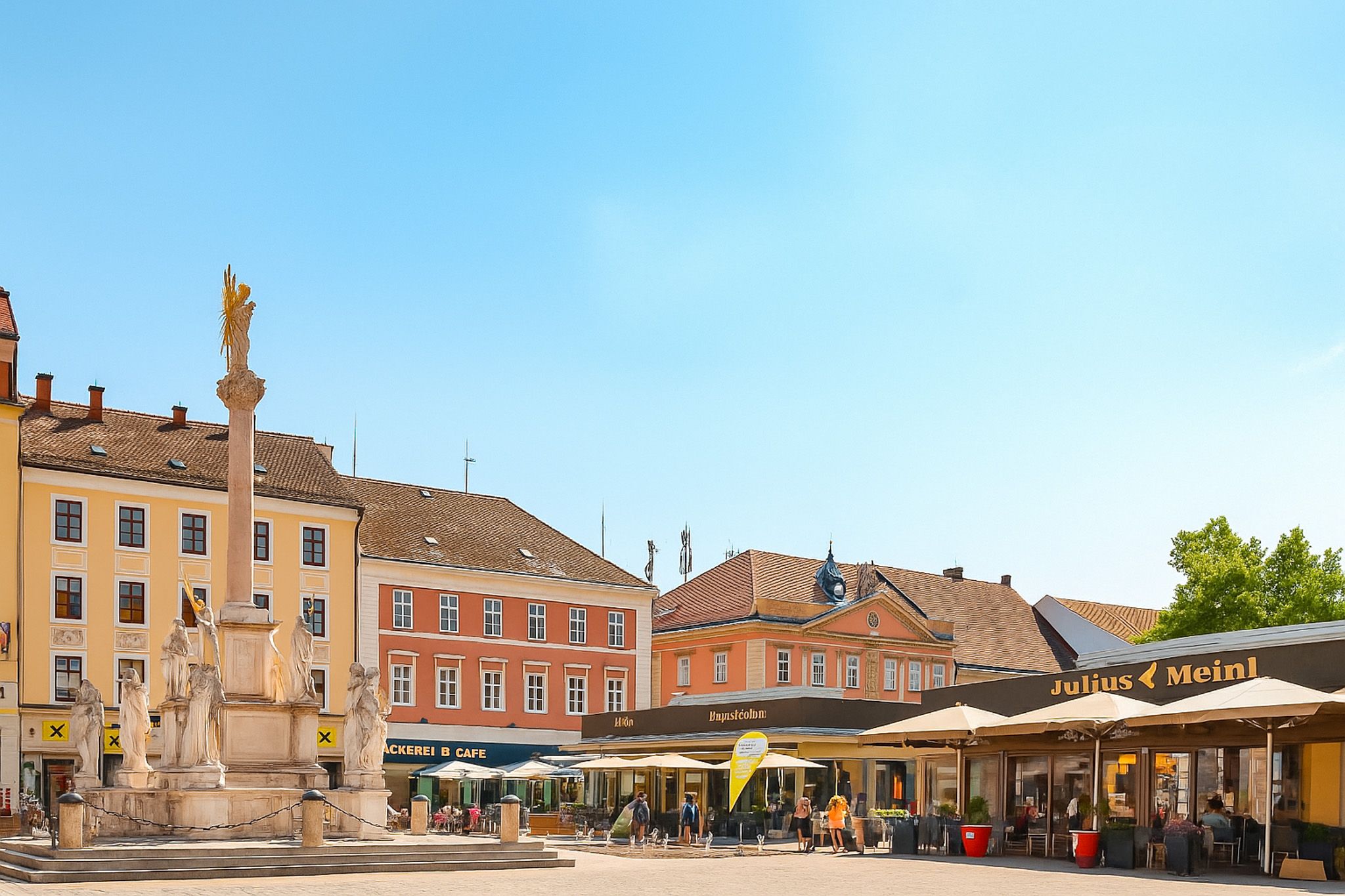 Blick auf sonnigen Hauptplatz und Marienmarkt von Wiener Neustadt 