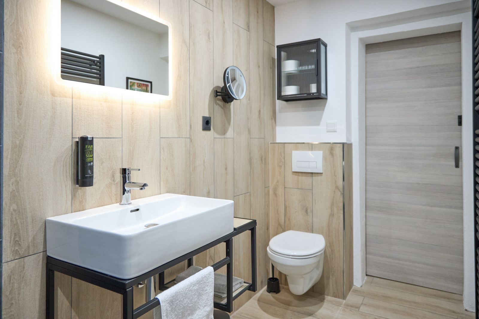 Bathroom with WC, washbasin, mirror and wall shelf.