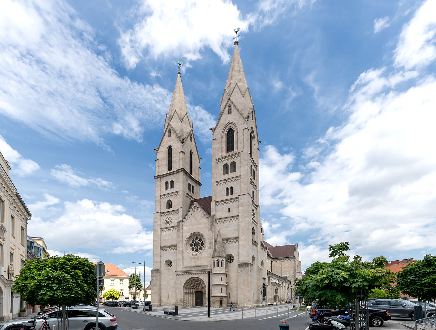 imposanter Dom, der in den blauen Himmel ragt