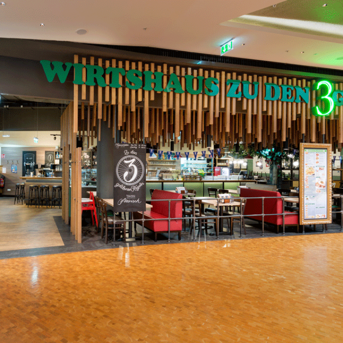 Eingang eines Restaurants mit dem Namen 'Wirtshaus zu den 3 Goldenen Kugeln'.