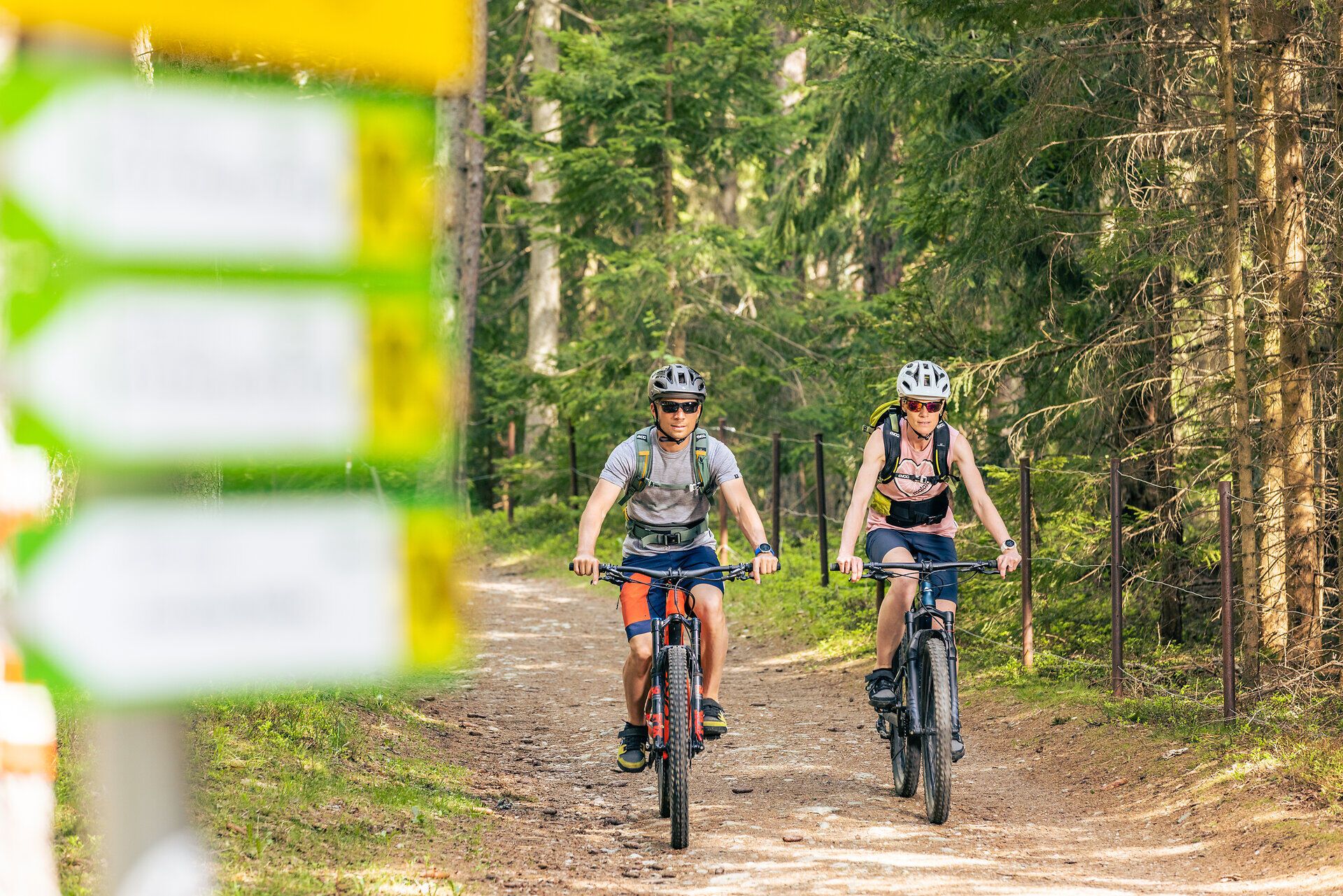 Zwei Mountainbiker fahren auf einer Mountainbike Strecke am Kreuzberg, in der Region Semmering Rax