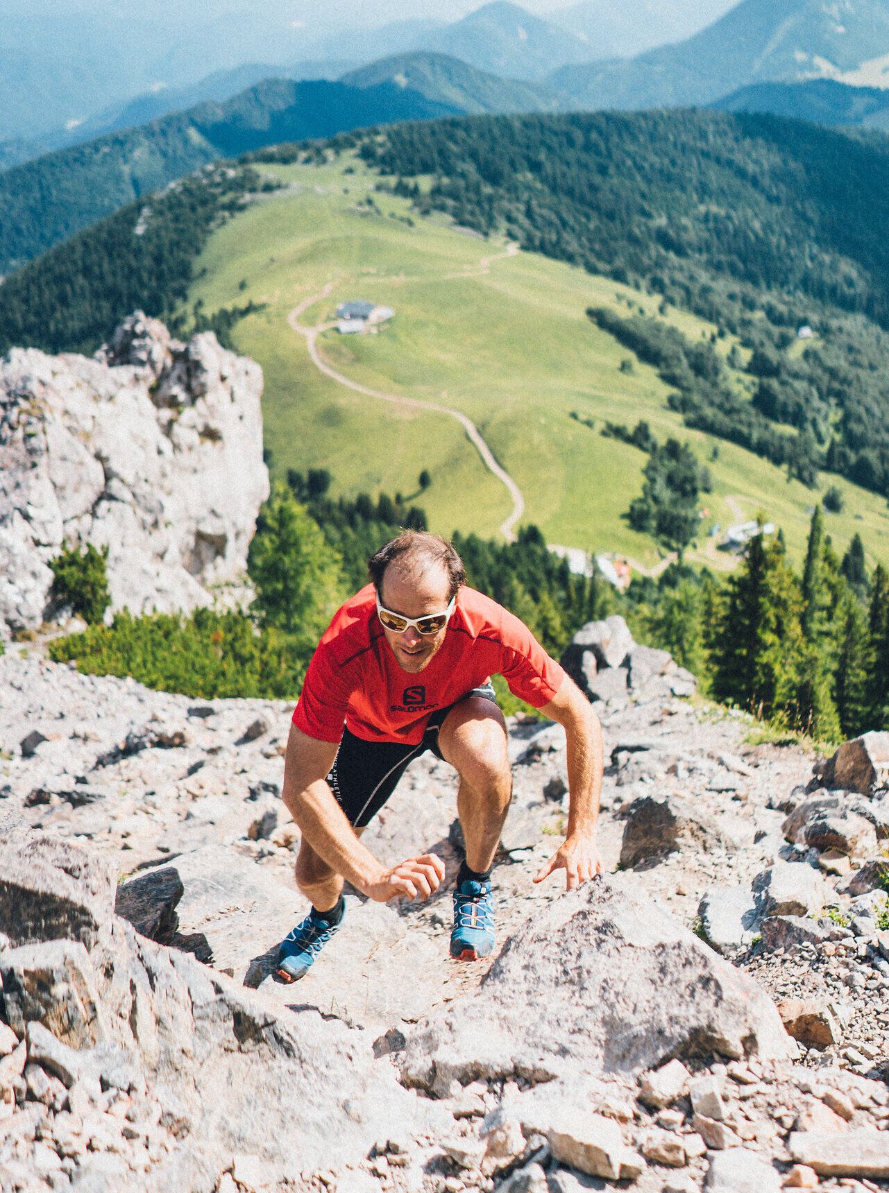 Ein mutiger Bergsteiger erklimmt die steilen Felsen des Schneebergs, umgeben von atemberaubenden Ausblicken auf die grünen Täler und majestätischen Gipfel der Wiener Alpen. Die frische Bergluft und die unberührte Natur schaffen eine Atmosphäre der Freiheit und Abenteuerlust, die jeden Wanderer begeistert.