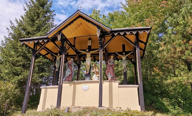Kalvarienberg mit Kreuzigungsgruppe unter einem überdachten Pavillon.