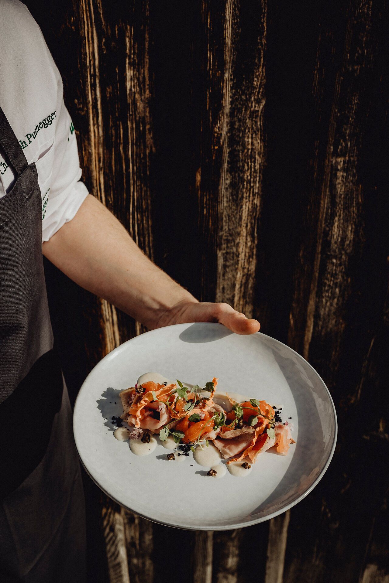 Ein kunstvoll angerichteter Teller mit rosa Kalbstafelspitz, verfeinert mit einer delikaten Forellensauce, Kapern und frischen Tomaten, lädt zu einem genussvollen Erlebnis ein. Die harmonische Kombination der Aromen spiegelt die kulinarische Tradition der Region wider und verspricht ein unvergessliches Geschmackserlebnis inmitten der malerischen Wiener Alpen.