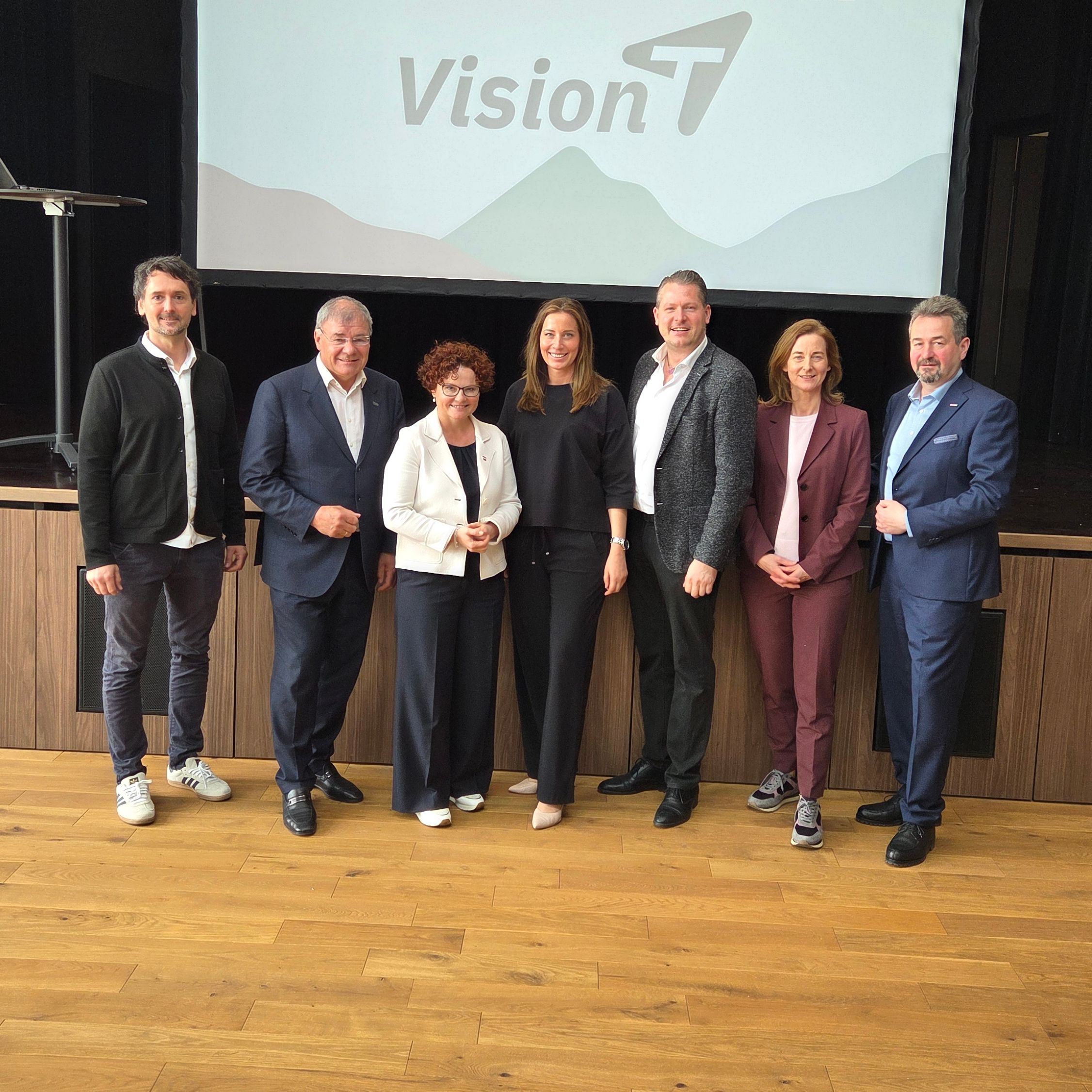 Dialogrunde zur neuen Tourismusstrategie „Vision T“ in Niederösterreich: Karl Morgenbesser (GF Wexl Arena), Christian Blazek (TVB Semmering-Rax-Schneeberg), Elisabeth Zehetner (Tourismus- Staatssekretärin), Mariella Klement-Kapeller (GF Wiener Alpen), Bernd Scharfegger (GF Rax-Seilbahn), Andrea Hilser (Semmering 2030+), Hans Fromwald (WKNÖ – Fachgruppe Hotellerie) (v.l.)