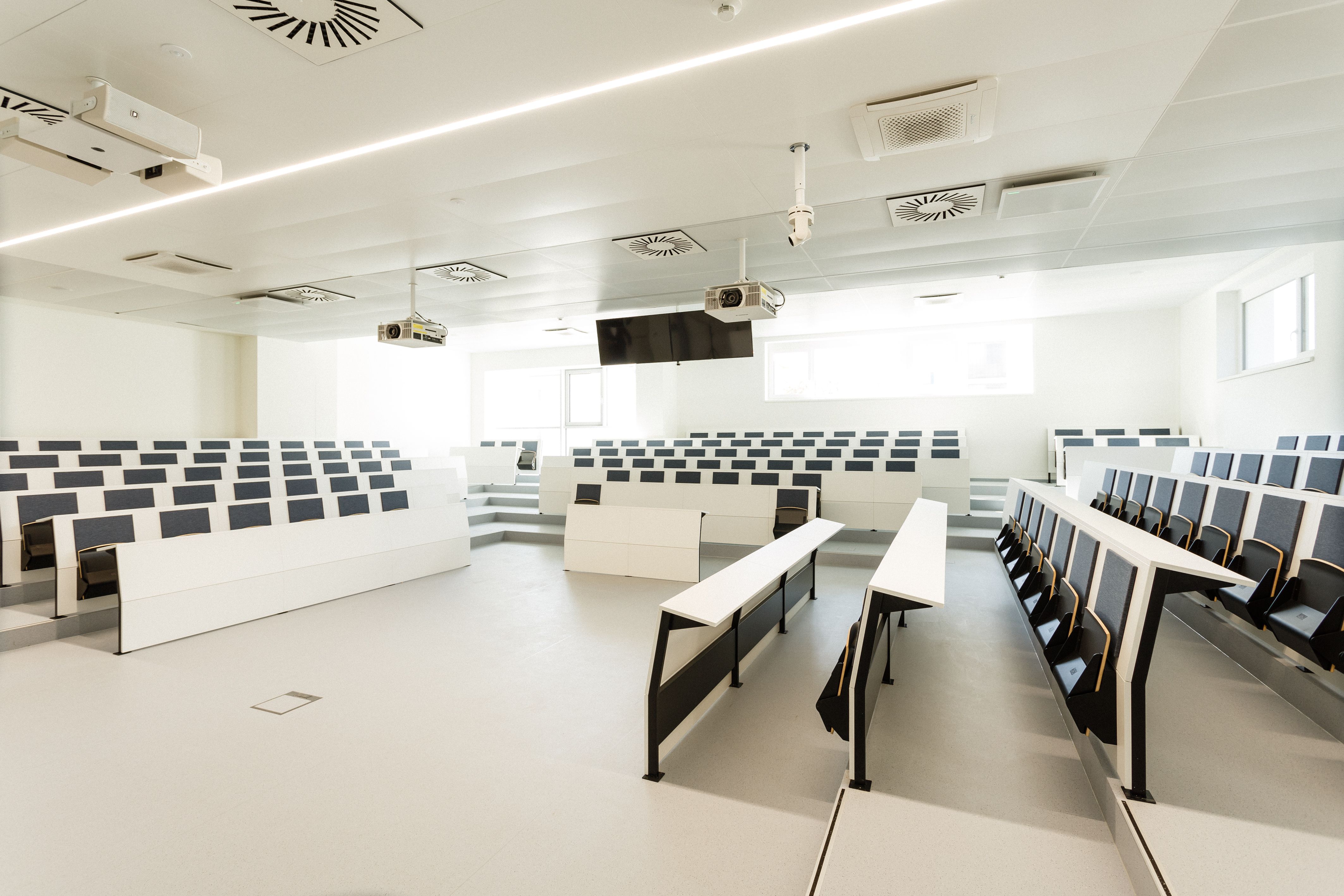 Großer, heller Saal am City Campus
