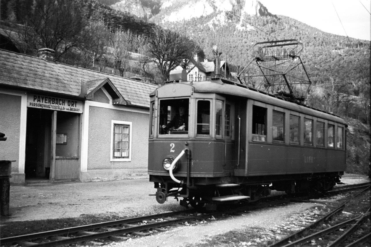 historische Aufnahme der Höllentalbahn in schwarz-weiß, dahinter ein Gebäude