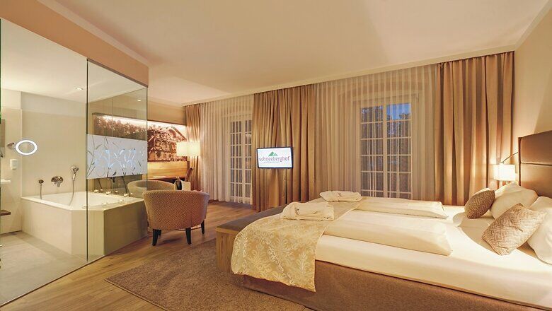 In einem stilvollen, modernen Zimmer erwartet Sie eine Oase der Ruhe und Entspannung. Die sanften Farben und das elegante Design schaffen eine einladende Atmosphäre, die zum Verweilen einlädt. Genießen Sie den Blick auf die umliegenden Berge und lassen Sie den Alltag hinter sich.