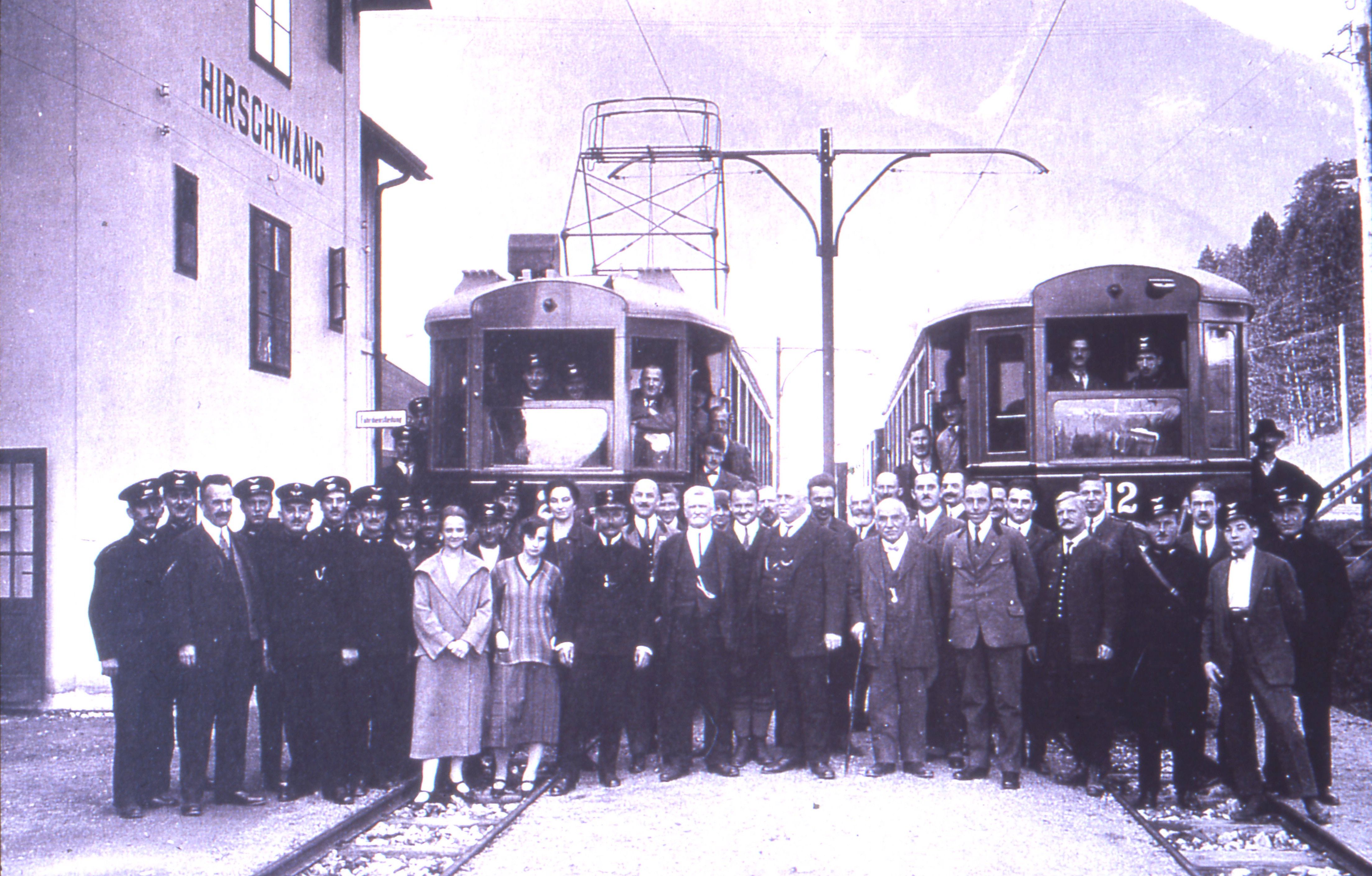 historisches Bild von einer Gruppe von Menschen vor zwei Wagen der Höllentalbahn