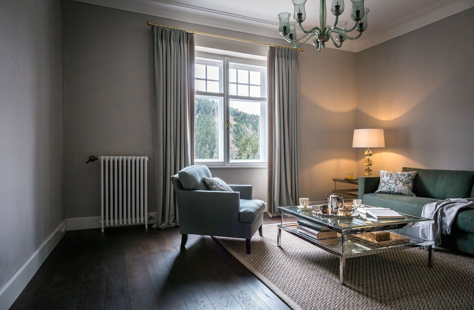 Gemütlicher Wohnbereich mit Sofa und Sessel