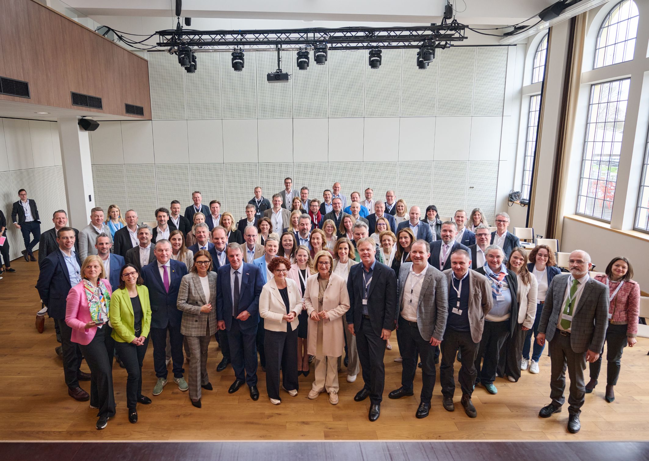 Gruppenfoto der Dialogrunde zur neuen Tourismusstrategie „Vision T“ in Niederösterreich
