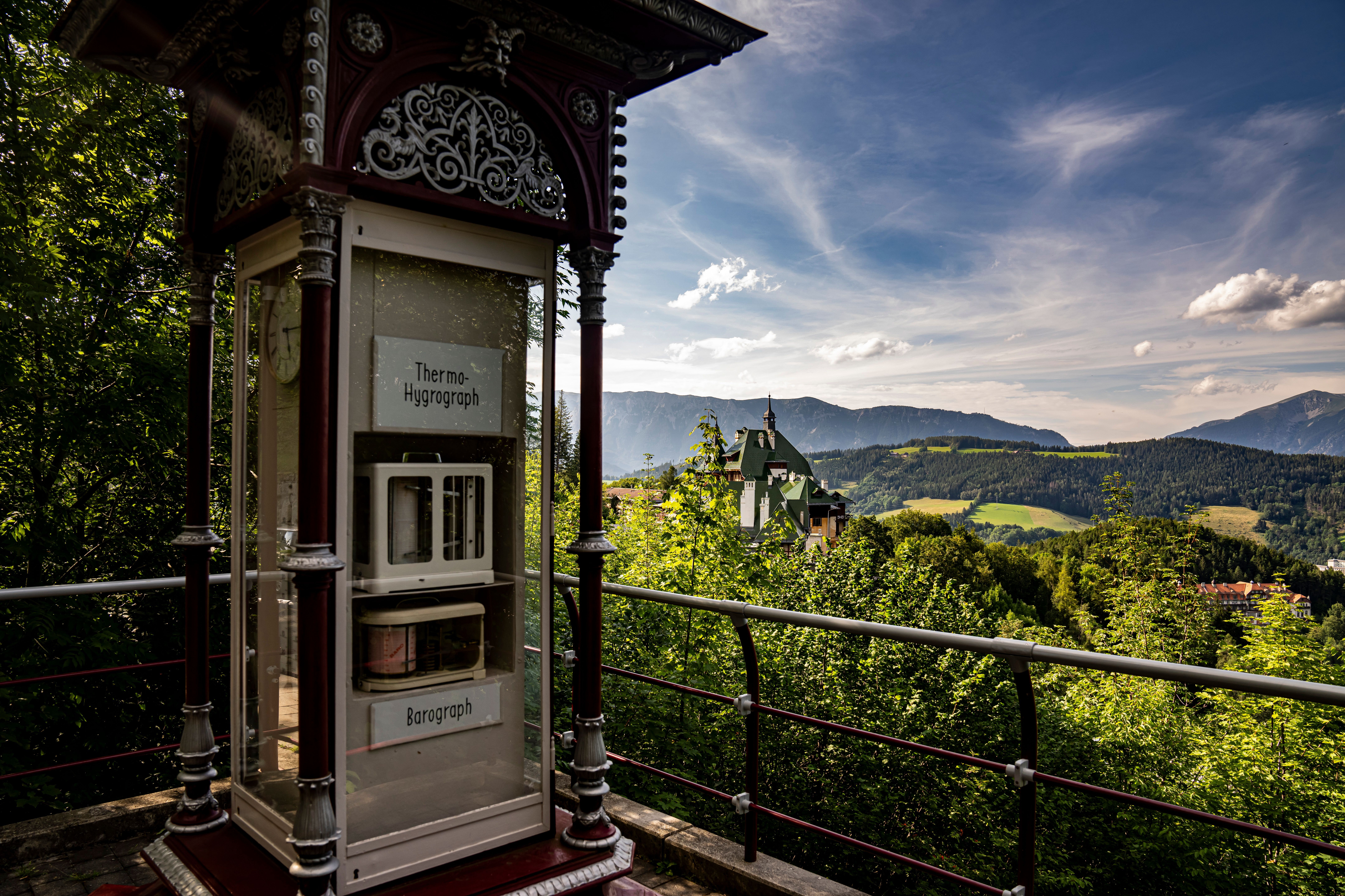 Die Aussicht von der Hochstraße offenbart eine atemberaubende Kulisse, in der sanfte Hügel und majestätische Berge harmonisch miteinander verschmelzen. Die frische Bergluft und das Spiel von Licht und Schatten schaffen eine einladende Atmosphäre, die zum Verweilen einlädt. Hier, wo die Natur in voller Pracht erstrahlt, wird jeder Moment zum unvergesslichen Erlebnis.