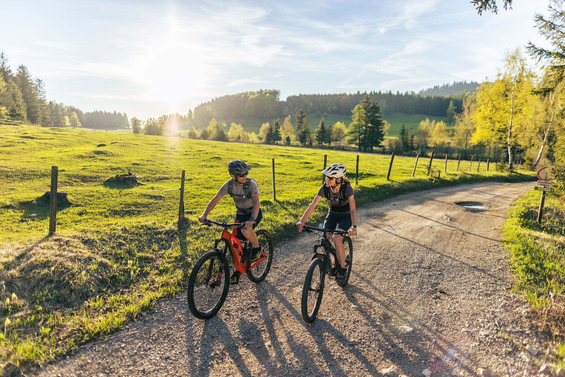 Zwei Mountainbiker fahren auf einer Mountainbike Strecke am Kreuzberg, in der Region Semmering Rax