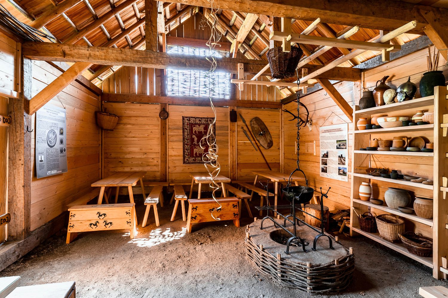 In einem einladenden Raum aus Holz, umgeben von historischen Artefakten, spürt man die Atmosphäre vergangener Zeiten. Die warmen Lichtstrahlen, die durch die Fenster fallen, schaffen eine behagliche Stimmung, die zum Verweilen einlädt. Hier wird die Geschichte lebendig und bietet einen faszinierenden Einblick in das Leben der Kelten.