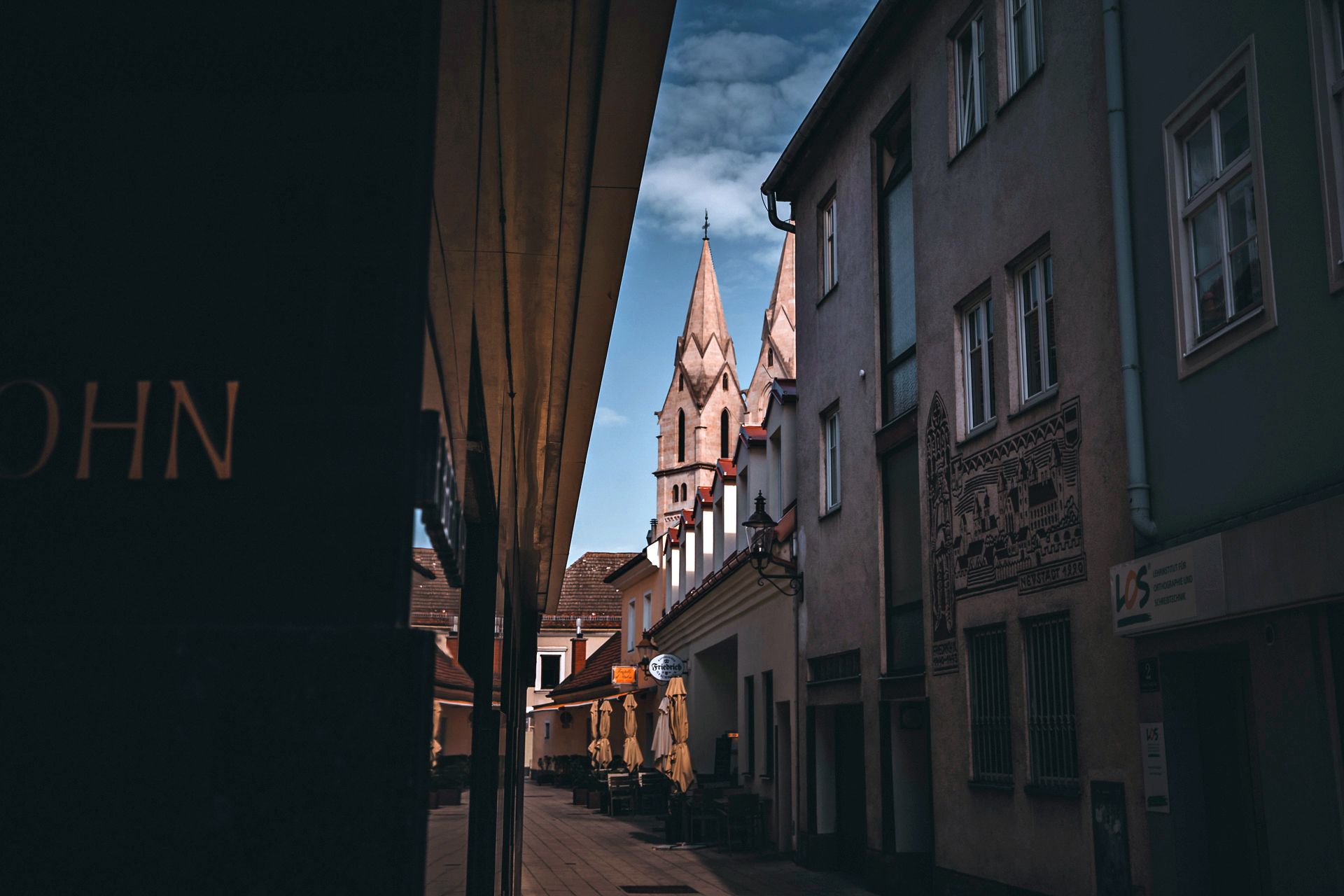 Seitengasse von Wiener Neustadt mit Blick auf dem Dom. 