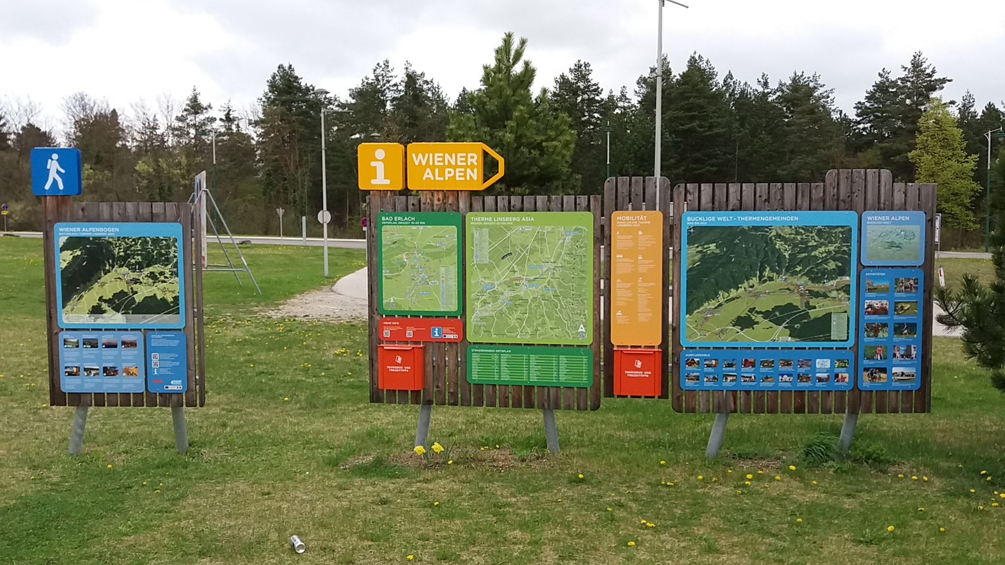 Wanderstartplatz mit großen, bunten Informationstafeln in den Wiener Alpen.