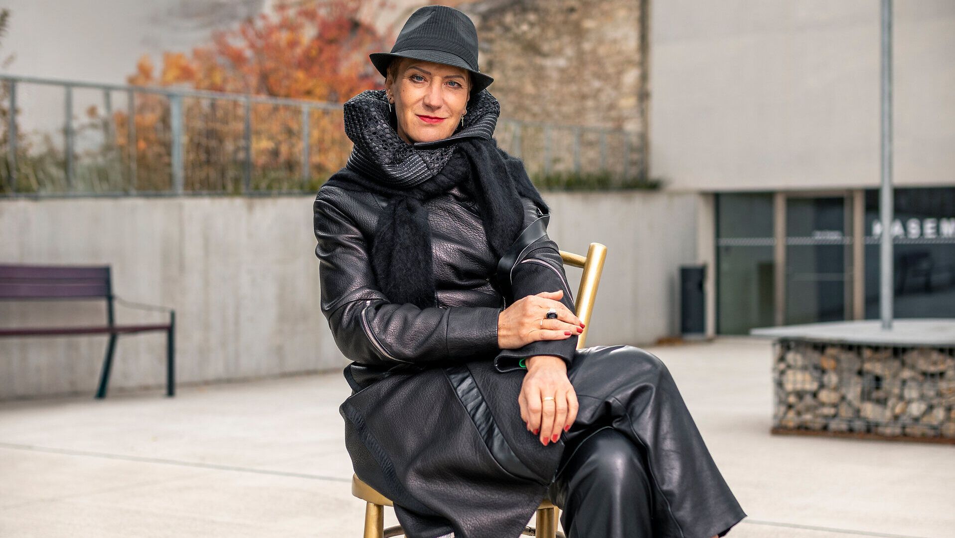 Anna Luca Krassnigg sitzt auf einem goldenen Sessel vor dem Eingang der Kasematten in Wiener Neustadt.