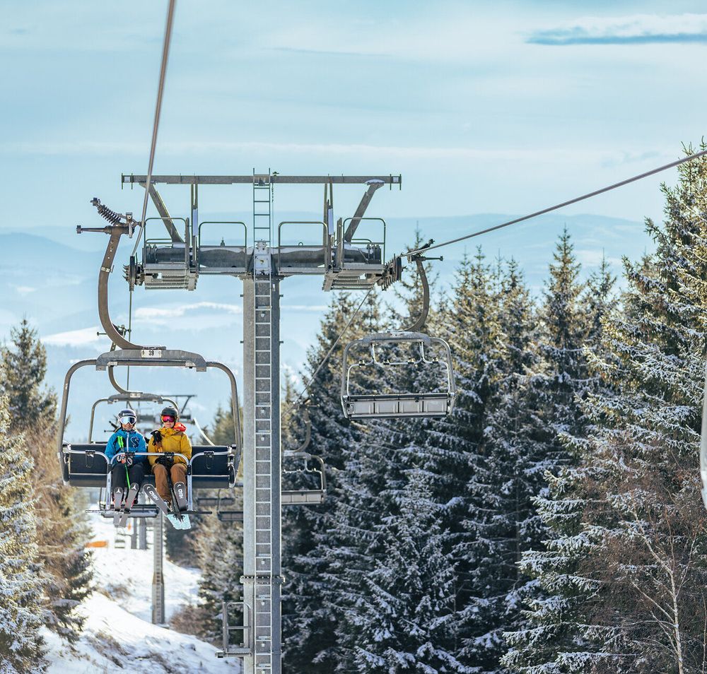Die frische Bergluft und der glitzernde Schnee schaffen eine magische Winterlandschaft, die zum Skifahren einlädt. Familien genießen die gemeinsame Zeit auf der Piste, während die schneebedeckten Bäume eine idyllische Kulisse bieten. Hier wird der Winter zum unvergesslichen Erlebnis.