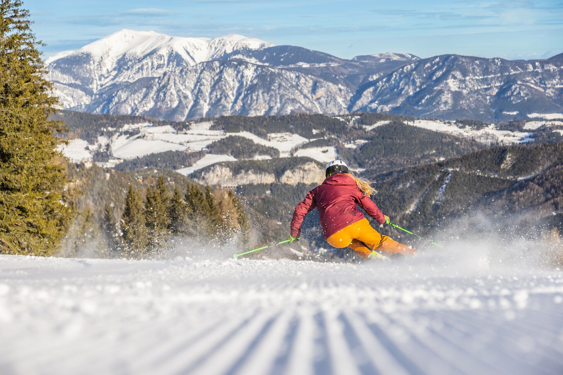 Die schneebedeckten Hänge laden zu einem unvergesslichen Skitag ein, während die klare Winterluft die Sinne belebt. Hier, umgeben von den majestätischen Wiener Alpen, erleben Sie die pure Freude am Wintersport und die Schönheit der Natur.