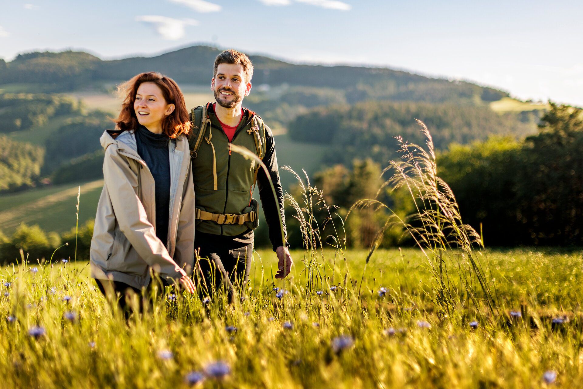 Ein Frau und ein Mann gehen am Rosalia Rundwanderweg entlang.