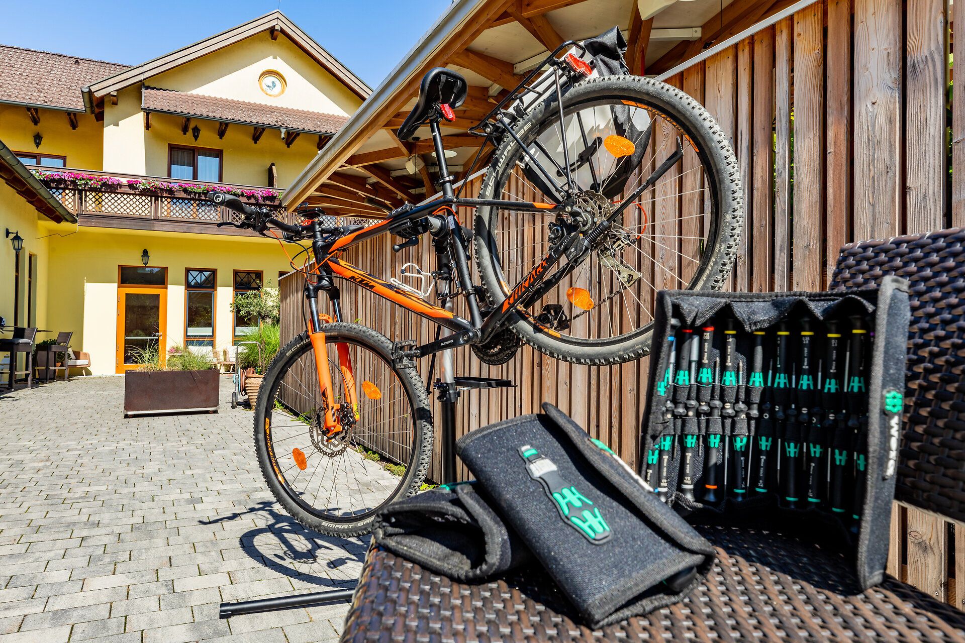 Das Hotel Post-Hönig in Kirchschlag in der Buckligen Welt ist unter anderem Radpartner Niederösterreich. Es liegt direkt im Zentrum in Kirchschlag unterhalb der Burgruine Kirchschlag. Dort sind Radfahrer besonders gut ausgehoben.