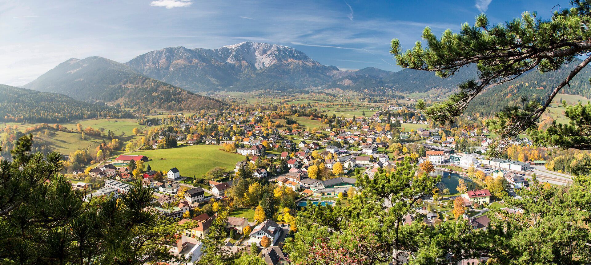 Blick auf Puchberg am Schneeberg mit dem Schneeberg im Hintergrund