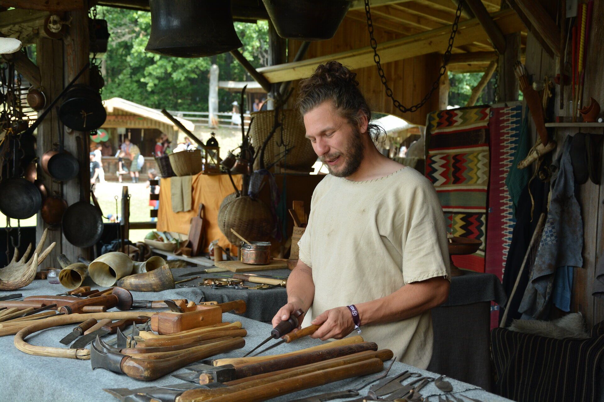 Fotos der Veranstaltung Keltenfestival im Freilichtmuseum in Schwarzenbach in der Buckligen Welt mit Kampfshow, Marktständen, Musikvorführungen und großem Lagerfeuer.