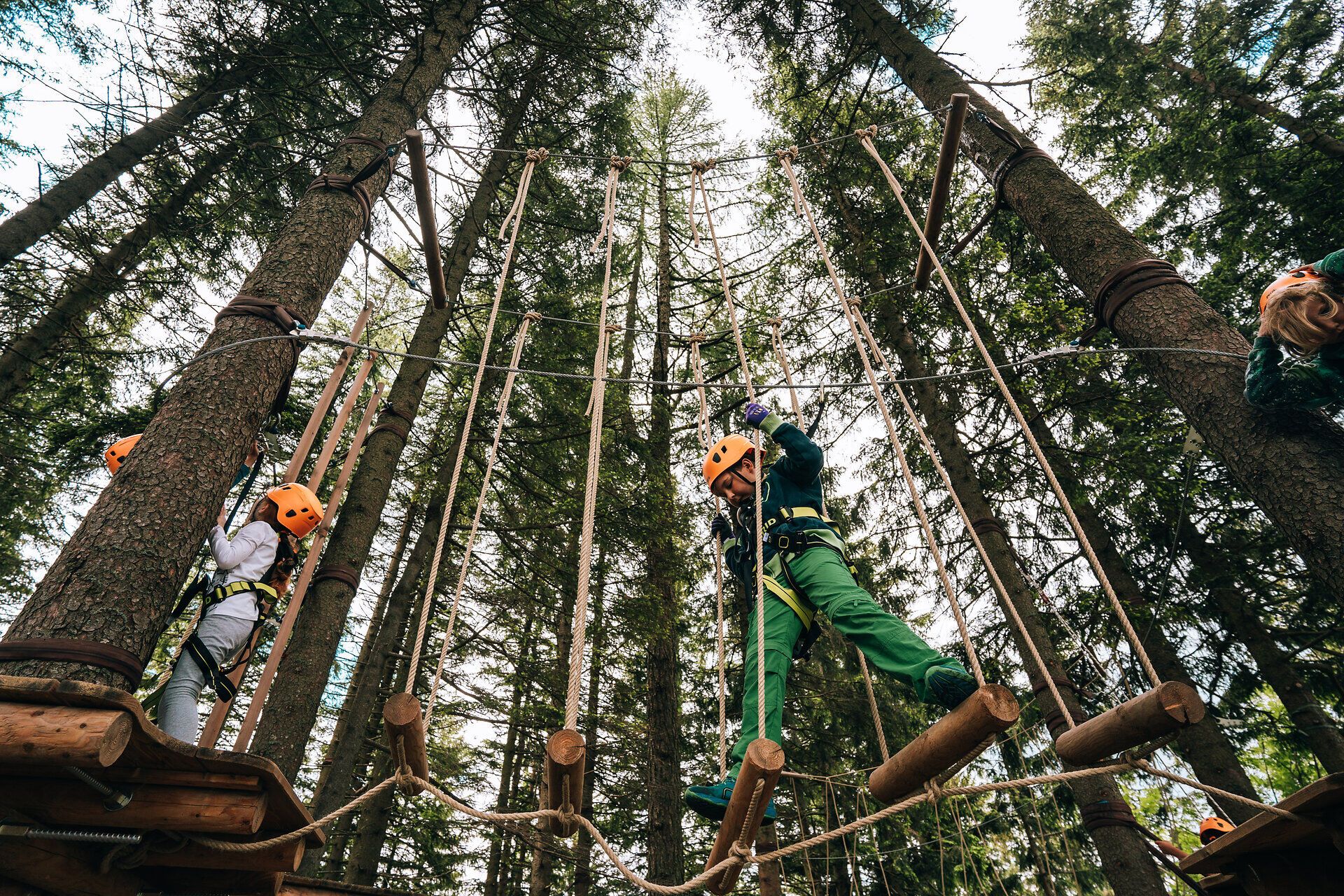 Der Waldseilgarten am Hirschenkogel Semmering bietet Spaß für alle.