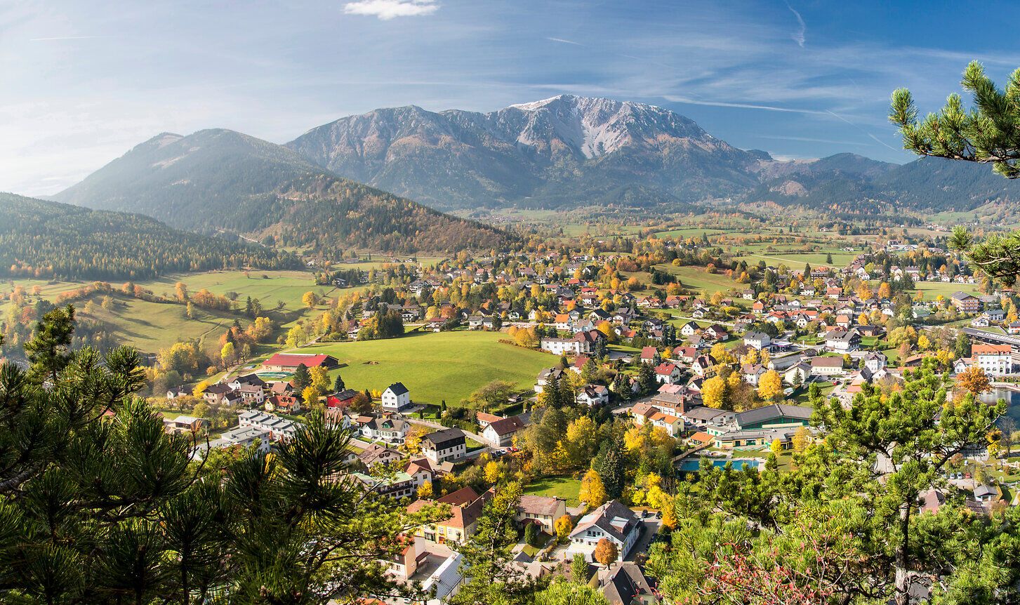 Blick auf Puchberg am Schneeberg mit dem Schneeberg im Hintergrund