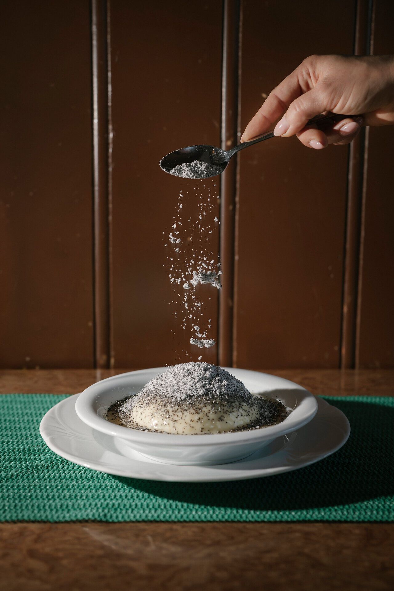 Germknödel wird mit Staubzucker bestreut im Ottohaus auf der Rax