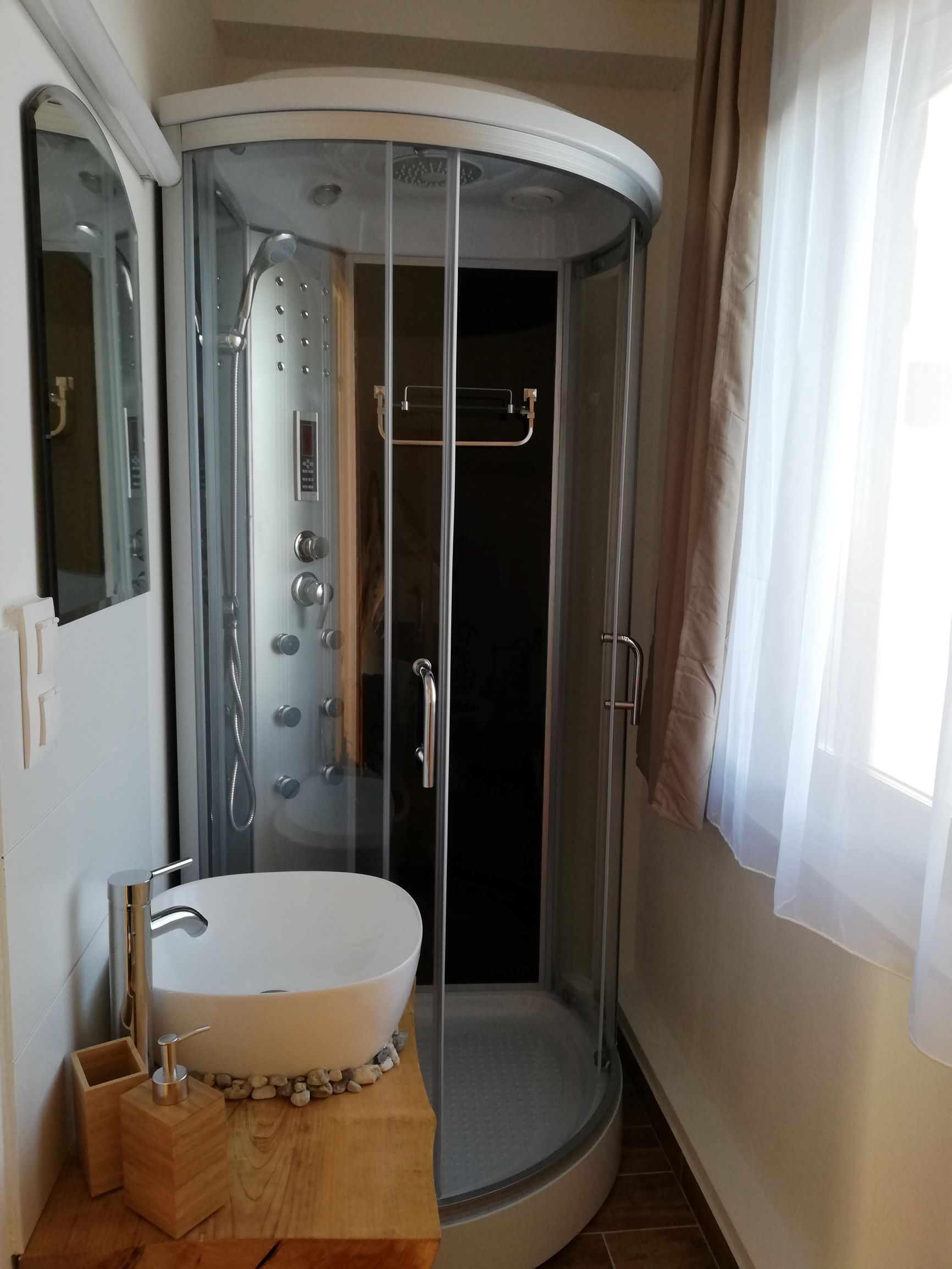 Modernes Badezimmer mit Duschkabine und Waschbecken.