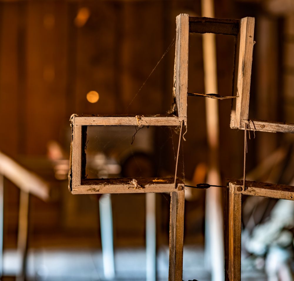 Detailaufnahme einer hölzernen Kreuzkonstruktion am Dachgeschoss der Wehrkirche Lichtenegg