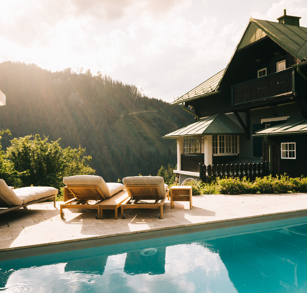 Die Villa Antoinette strahlt eine einladende Atmosphäre aus, umgeben von der majestätischen Kulisse der Wiener Alpen. Entspannen Sie am glitzernden Pool und genießen Sie die atemberaubenden Ausblicke auf die umliegenden Berge, während die sanfte Brise die warmen Sommertage erfrischt.