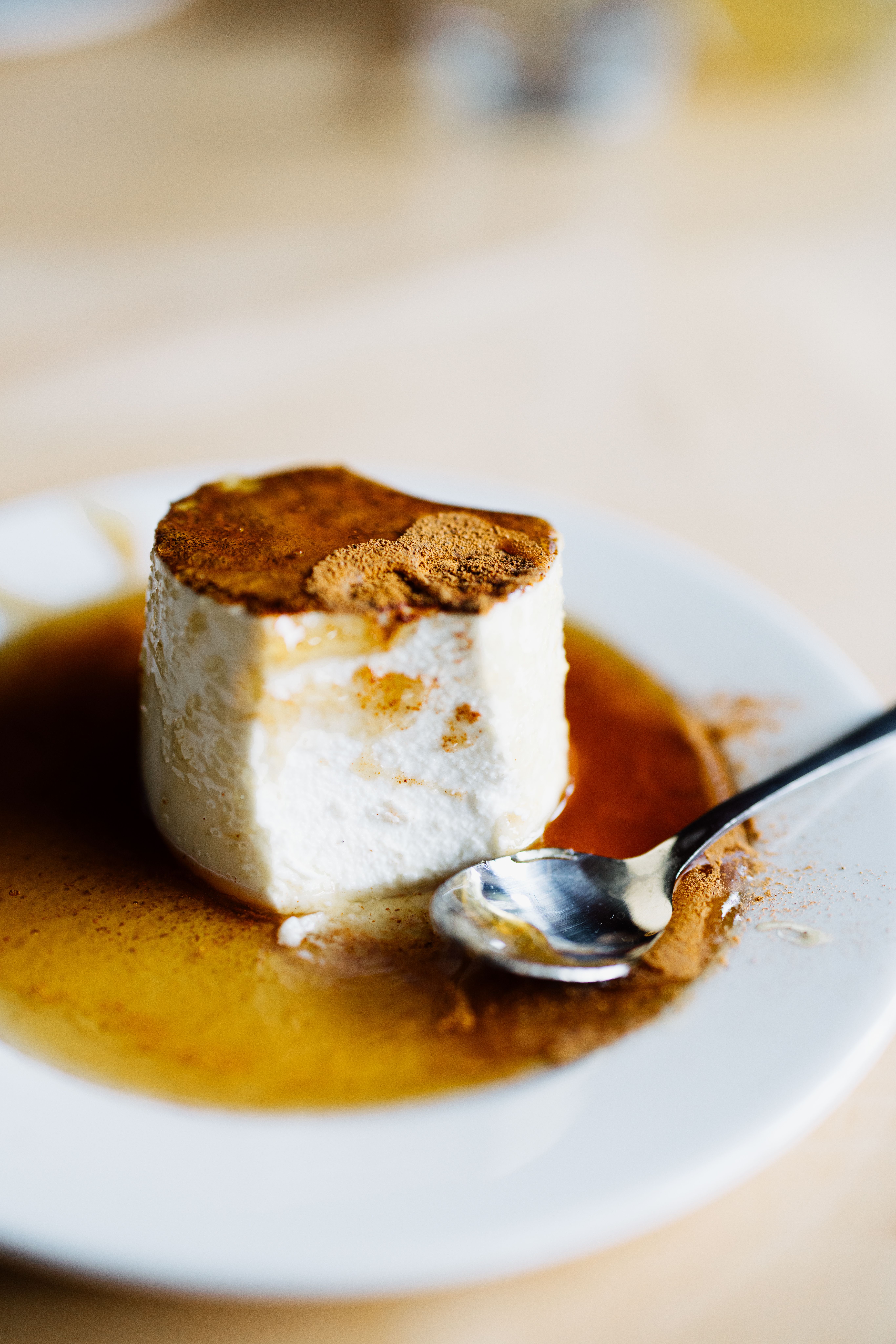 Ein köstliches Gupferl aus Schafkäse und Frischkäse, verfeinert mit Zimt, Waldhonig und knusprigen Walnüssen, lädt zu einer genussvollen Pause ein. Die harmonische Kombination der Aromen verspricht ein unvergessliches Geschmackserlebnis inmitten der malerischen Wiener Alpen.