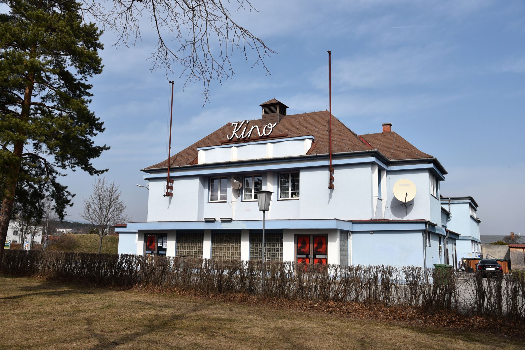 Ein blaues Gebäude mit der Aufschrift 'Kino'